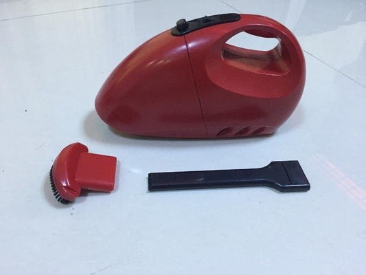 照る小さい掃除機、黒およびデッカーの手持ち型の掃除機